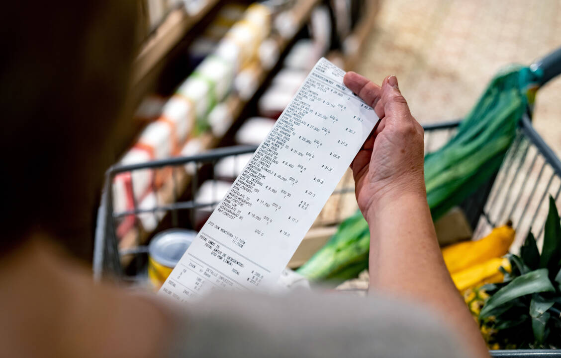 Gesund einkaufen kann teuer sein. Das ist einer der Gründe, warum sich arme Menschen tendenziell ungesünder ernähren. / © Getty Images/andresr