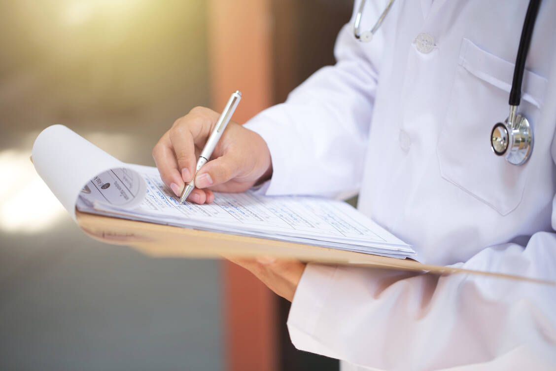 Die Daten aus zwei klinischen Prüfungen von Filgotinib will die FDA noch abwarten, bevor sie sich zu dem Zulassungsantrag äußert. Im Raum steht eine Beeinträchtigung der Spermienqualität durch den JAK-Inhibitor. / Foto: Getty Images/krisanapong detraphiphat