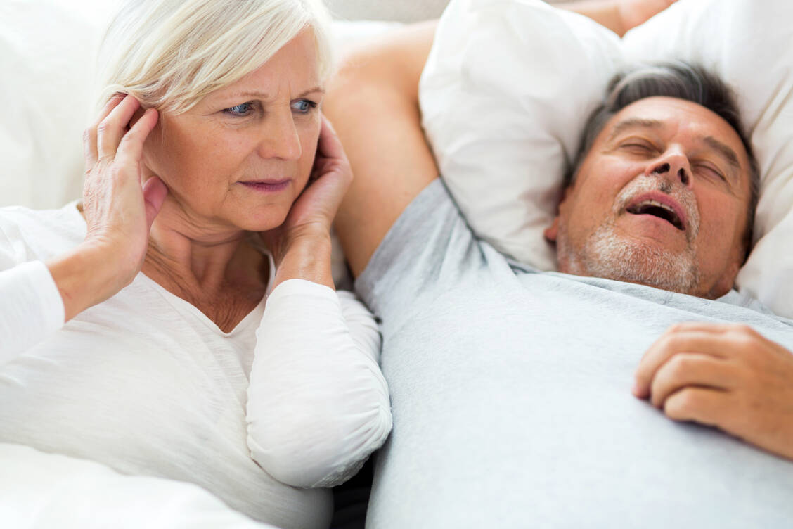 Etwa die Hälfte der Bevölkerung schnarcht. Oft leiden die Partner mehr darunter als der Betroffene selbst. / Foto: Getty Images/Piksel