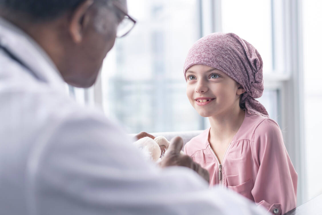 Etwa eines von 330 Kindern erkrankt vor seinem 18. Geburtstag an Krebs. Am häufigsten sind Leukämien, Lymphome und Hirntumore. / Foto: Getty Images/FatCamera