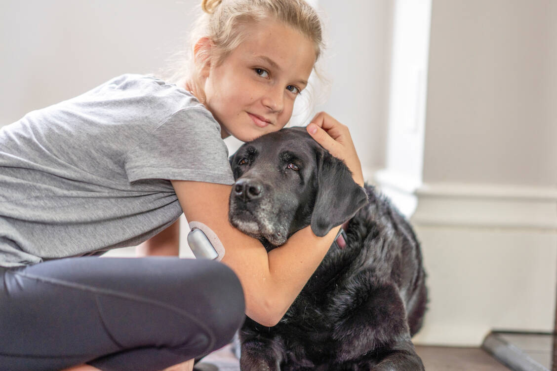 Auch wenn eine Insulinpumpe Kindern und Jugendlichen mit Diabetes mehr Freiheit gibt: Eine Belastung für die ganze Familie ist die chronische Erkrankung meist dennoch. / © Getty Images/FatCamera