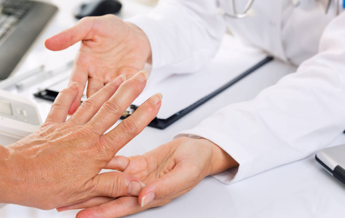 Tofacitinib wird unter anderem bei rheumatoider Arthritis eingesetzt.  / Foto: Adobe Stock/narstudio