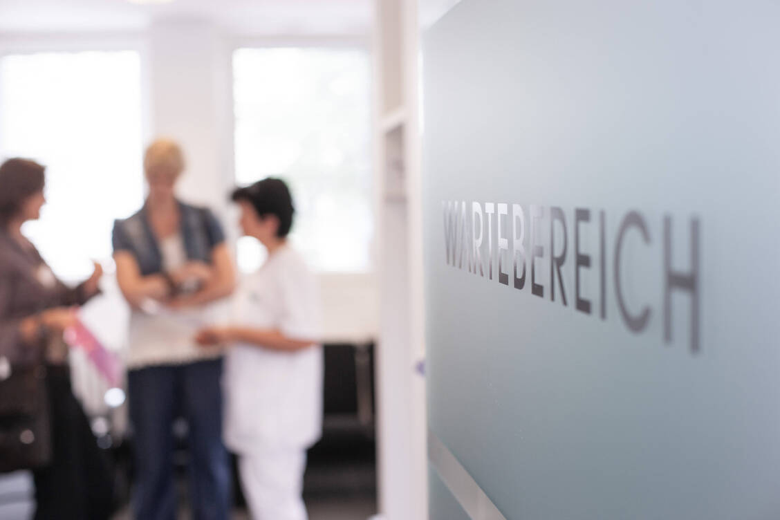 Auf Arzttermine lange warten – das soll mit dem Primärversorgungssystem Geschichte sein. Durch bessere Patientensteuerung will man Praxen entlasten. Die Pläne bieten noch reichlich Diskussionsstoff. / © imago images/Robert Poorten
