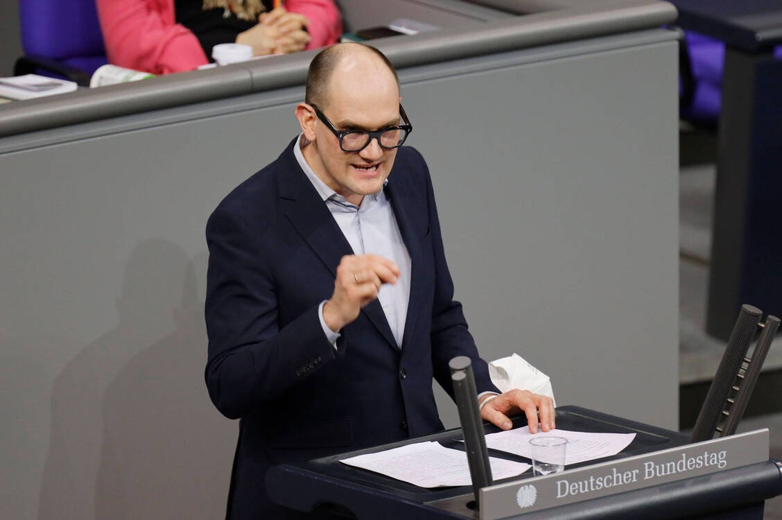 Der Grünen-Politiker Janosch Dahmen fordert, dass Booster-Impfungen auch in Apotheken erfolgen. / Foto: Imago images/Future Image