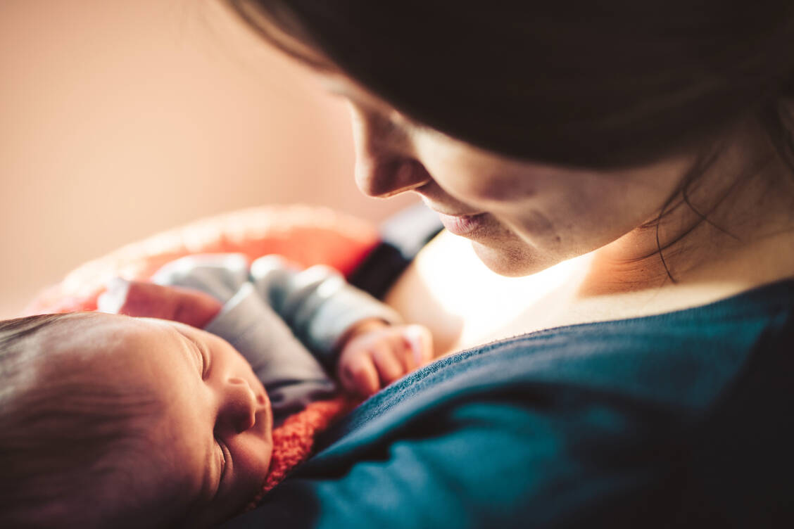 Die Anzahl an Eizellen, mit denen ein Mädchen auf die Welt kommt, ist begrenzt. Sind von vorneherein weniger Follikel vorhanden, kann sich das auf die Fertilität negativ auswirken. / © Getty Images/Guido Mieth