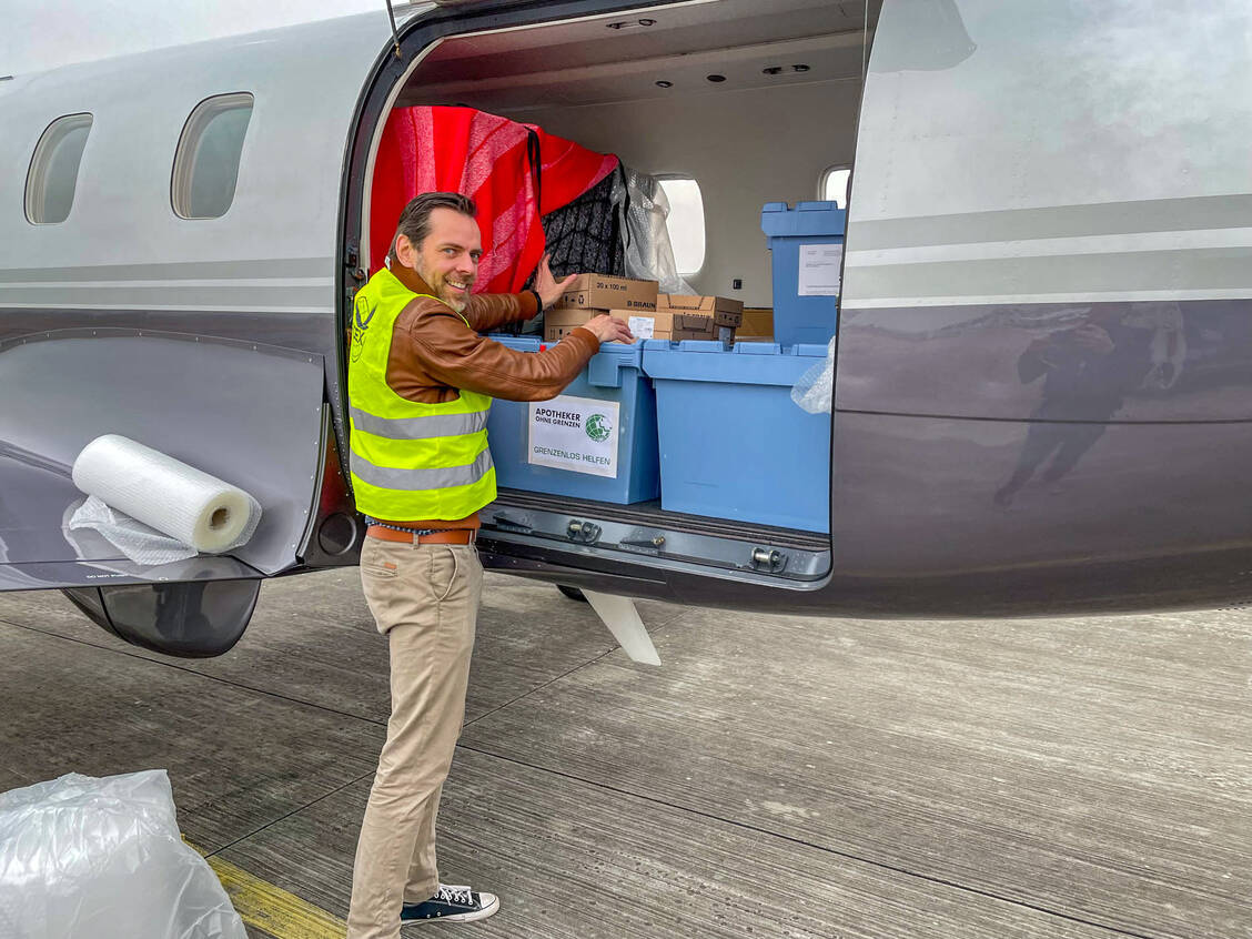 Auf dem Flugplatz Strausberg bei Berlin werden die Kisten von Apotheker ohne Grenzen in ein Flugzeug geladen. / Foto: photo-wolf.net