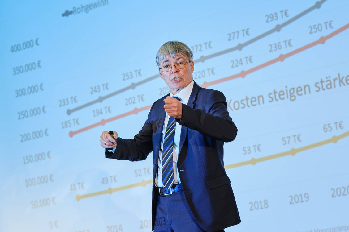 Der Volkswirt Professor Georg Götz analysierte im Auftrag der ABDA die Auswirkungen der Pläne des BMG zur Honorarreform. Aus seiner Sicht tragen sie nicht dazu bei, ertragsschwache Apotheken zu stärken. / Foto: ABDA/André Wagenzik