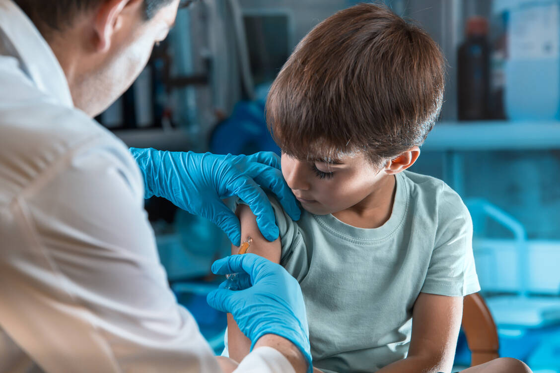 Laut DAV sollten die Apotheken mit ihrem beliefernden pharmazeutischen Großhandel bezüglich des Auslieferzeitpunktes Rücksprache halten. / Foto: Adobe Stock/angellodeco