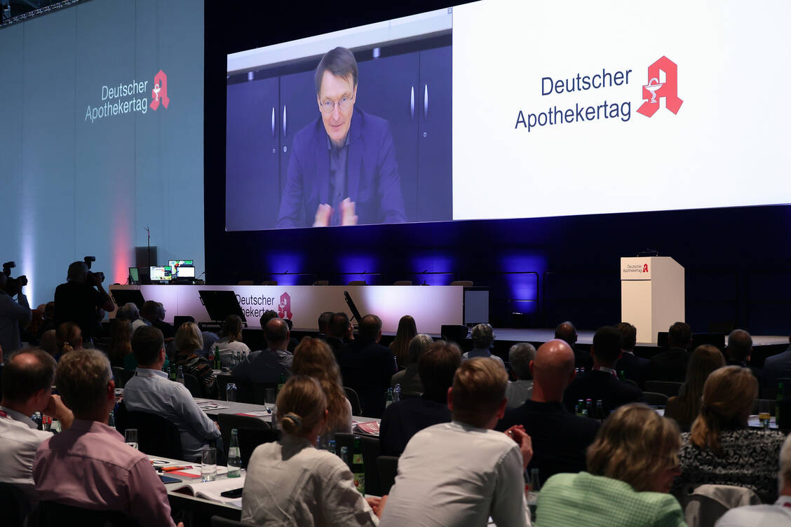 Es sei »gut und richtig, dass Apotheken neuerdings auch in weiteren Bereichen die Versorgung mitgestalten«, sagt Bundesgesundheitsminister Karl Lauterbach (SPD) in einem Grußwort zum kommenden Apothekertag. Bei letzten DAT in München war er per Video zugeschaltet.  / Foto: PZ/Alois Müller