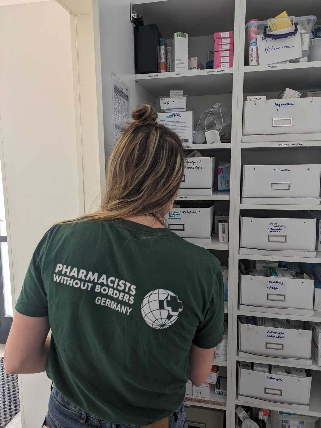 Antonie Wagner hilft hier beim Lagermanagement in der Ambulanz der Berliner Stadtmission. / Foto: Apotheker ohne Grenzen