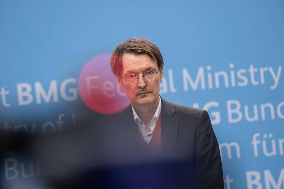 Die Gesundheitsberufe sind sich sicher, dass unter Bundesgesundheitsminister Karl Lauterbach (SPD) Leistungen gekürzt werden. / Foto: Imago Images/Chris Emil Janßen