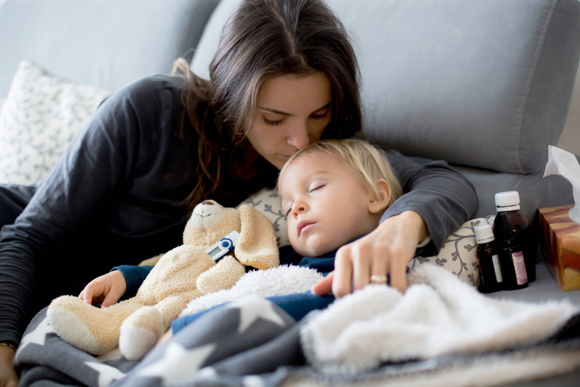 Kinder im Vorschulalter machen bis zu zwölf Infekte im Jahr durch, da ihr Immunsystem gegen alle für ihn neuen Erreger erst einmal eine Abwehr aufbauen muss. Es helfen Zuwendung, Ruhe und symptomlindernde Medikamente. / Foto: Getty Images/tatyana_tomsickova