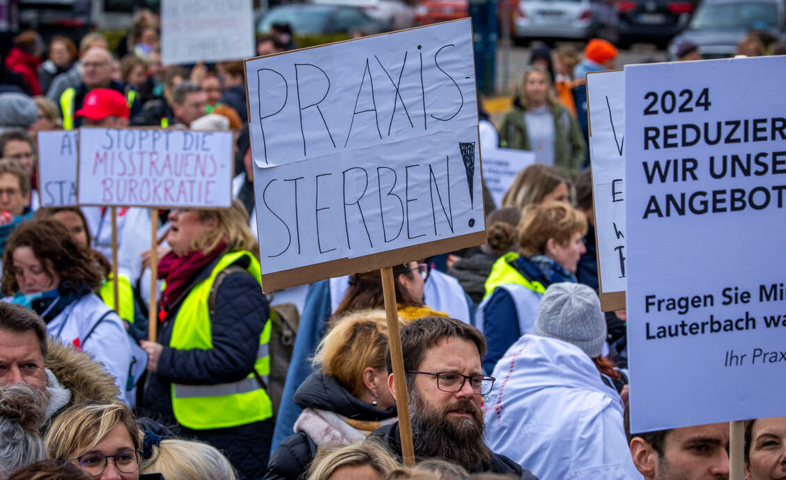 Tausende Heilberufler haben im vergangenen Jahr gegen die Gesundheitspolitik der Bundesregierung demonstriert. Ein Aktionsbündnis aus dem Saarland appelliert an die Politik, das Gesundheitssystem zukunftsfest zu machen. / Foto: picture alliance/dpa