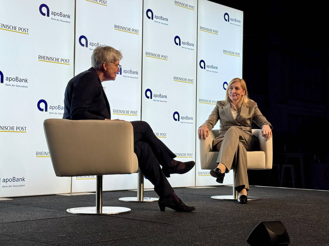 Bundesgesundheitsministerin Nina Warken (CDU) im Gespräch mit Antje Höning von der Rheinischen Post beim »Ärzte In« in Düsseldorf. / © PZ
