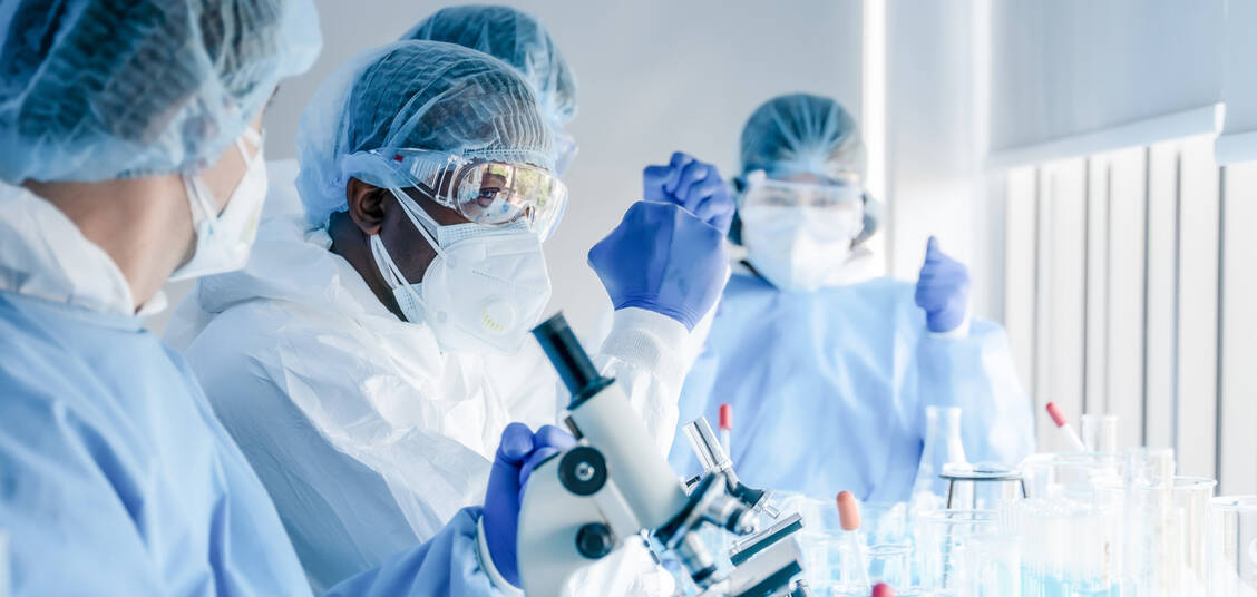 Die internationale Kooperation – und Konkurrenz – von Wissenschaftlern und Pharmaunternehmen hat die Entwicklung enorm vorangetrieben. / Foto: Adobe Stock/Mongkolchon