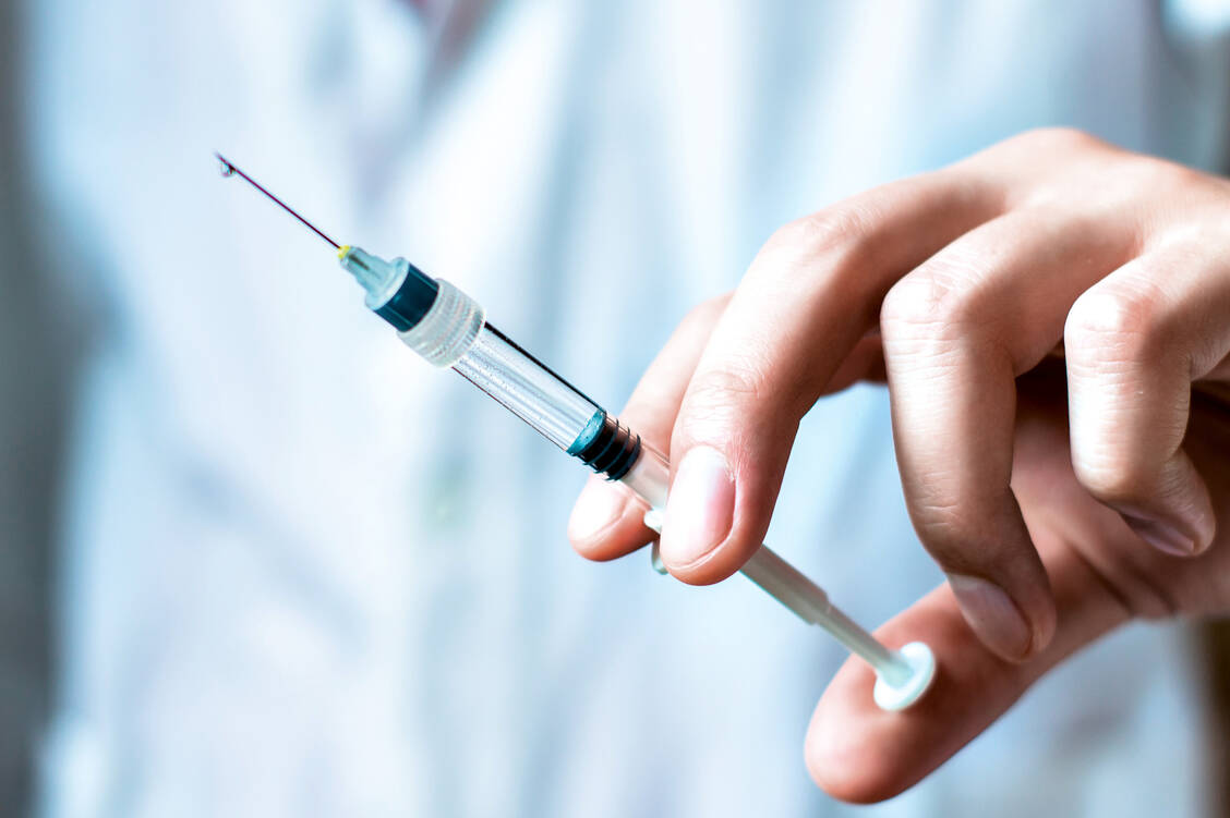 Die Kombination von zwei verschiedenen Impfstoffen gegen Covid-19 könnte die Immunreaktion insgesamt verbessern. Eine entsprechende Untersuchung startet nun Astra-Zeneca. / Foto: Shutterstock/funnyangel