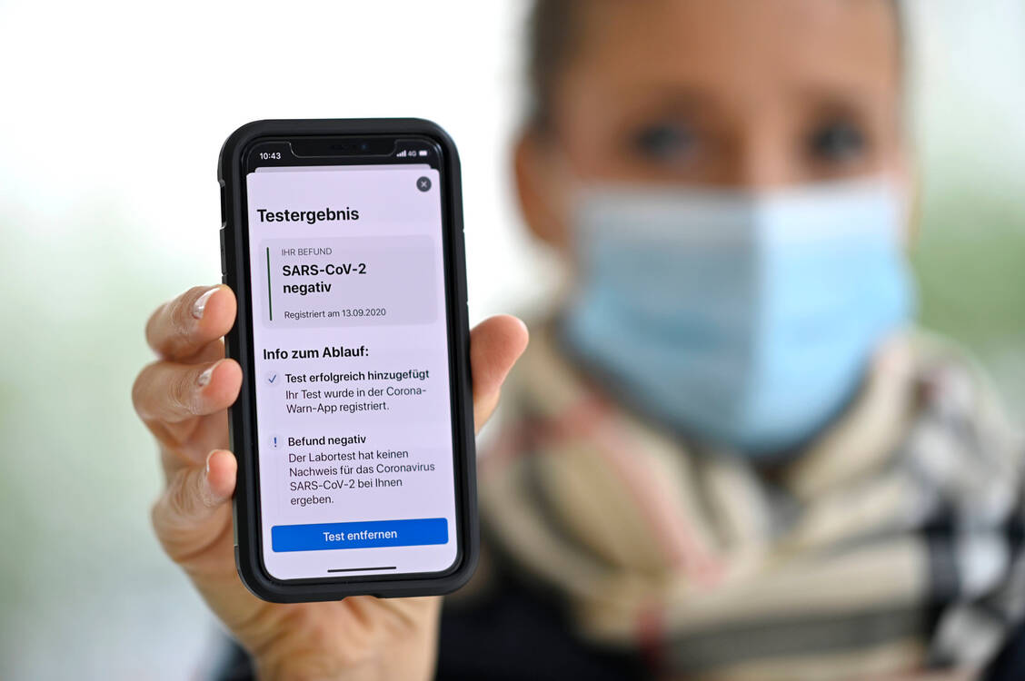 Auf Wunsch der getesteten Personen, müssen künftig alle Apotheken, die Coronavirus-Schnelltests im Rahmen der Bürgertests anbieten wollen, die Testergebnisse an die Corona-Warn-App übermitteln. / Foto: imago images/Michael Weber