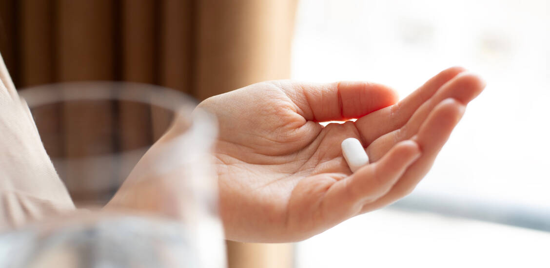 Eine psychotrope Begleitmedikation ist bei Transpersonen häufiger als in der Allgemein-bevölkerung. Sie kann mit anticholinergen Effekten einhergehen. / © Getty Images/Hazal Ak
