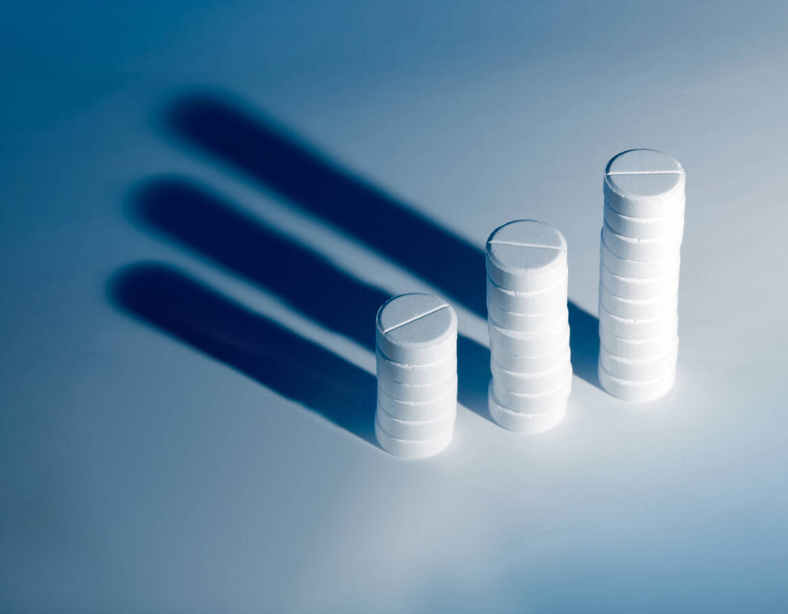 Pharmazeutische Logistik, Arzneimittelinformation und klinische Pharmazie sowie  Arzneimittelherstellung und Qualitätssicherung: Das sind laut Krankenhausapotheker Dr. Steffen Amann die drei Säulen der Krankenhauspharmazie.  / Foto: Getty Images/Mordolff