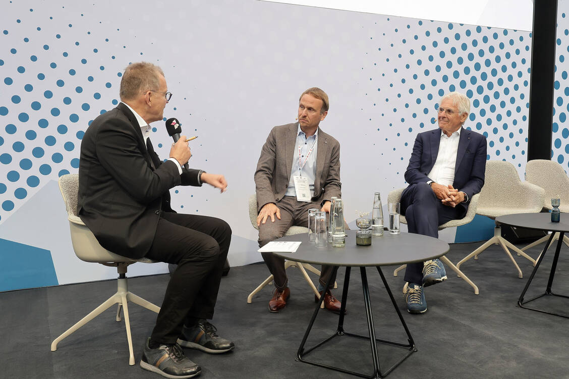 Professor Dr. Manfred Schubert-Zsilavecz, Dr. Christopher Kirsch und Professor Dr. Theo Dingermann (v. l.) diskutierten über den Biosimilar-Austausch. / © PZ/Alois Müller