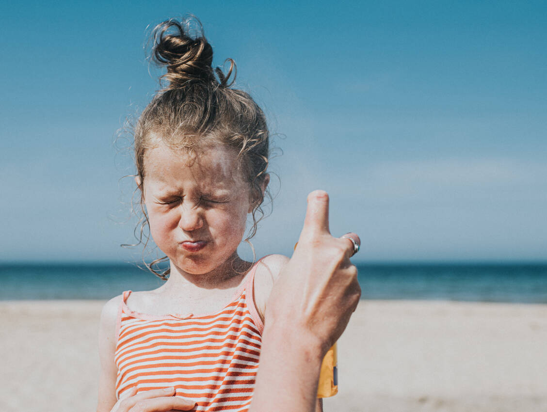 Gut geschützt: Für Kinder sollte ein regelmäßiges, ausreichendes Eincremen mit Sonnenschutzmitteln von Anfang an selbstverständlich sein. / Foto: Getty Images/Catherine Falls Commercial