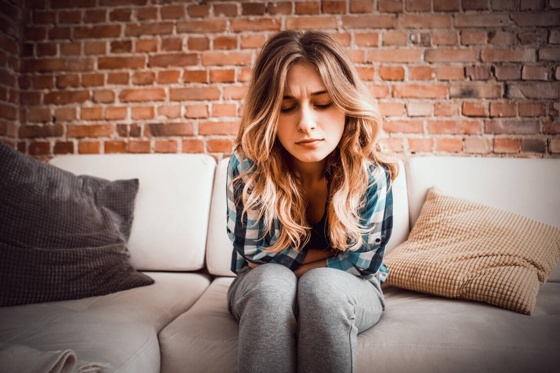 Wenn es nach einem Gesetzentwurf des spanischen Gleichstellungsministeriums geht, sollen sich Frauen mit starken Regelschmerzen künftig leichter krankschreiben lassen können. / Foto: Fotolia/agnieszka_marcinska