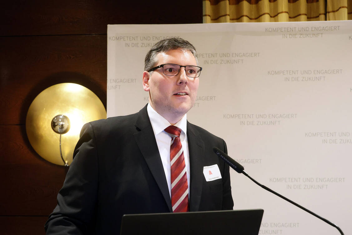 Daniel Hofmeister stellte das Übernahmeprozedere der PTA-Schulen vor. / Foto: AV Nordrhein/Alois Müller