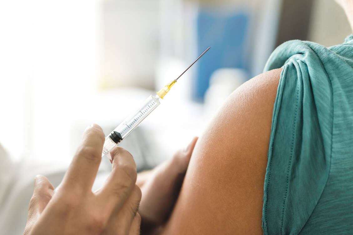 Die Grippe-Impfraten bei Erwachsenen ab 60 Jahren, Risikopatienten mit Impfindikation und Schwangeren ist hierzulande niedrig. / Foto: Adobe Stock/terovesalainen