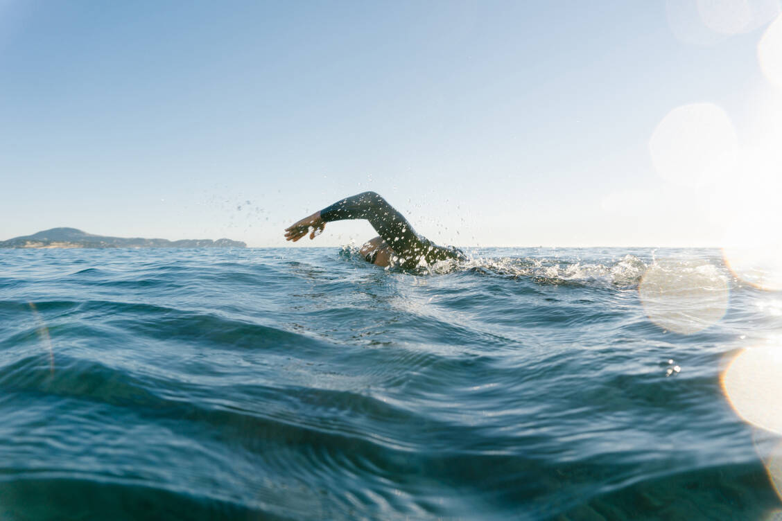 Auch geübte Schwimmer überschätzen manchmal ihre Kraft, gerade im kalten Wasser und bei langen Entfernungen zum Ufer. / Foto: Photocase/Addictive Stock