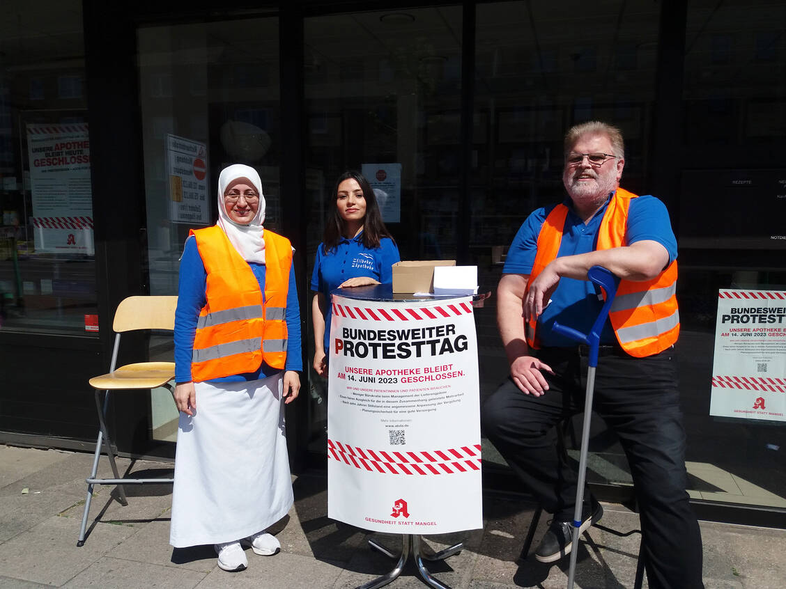 Kai-Peter Siemsen, Präsident der Apothekerkammer Hamburg, protestiert mit seinen Mitarbeiterinnen Nazire Matiloglu (links) und Sara Rezai (Mitte) vor der geschlossenen Apotheke. / Foto: PZ/Wiebke Gaaz