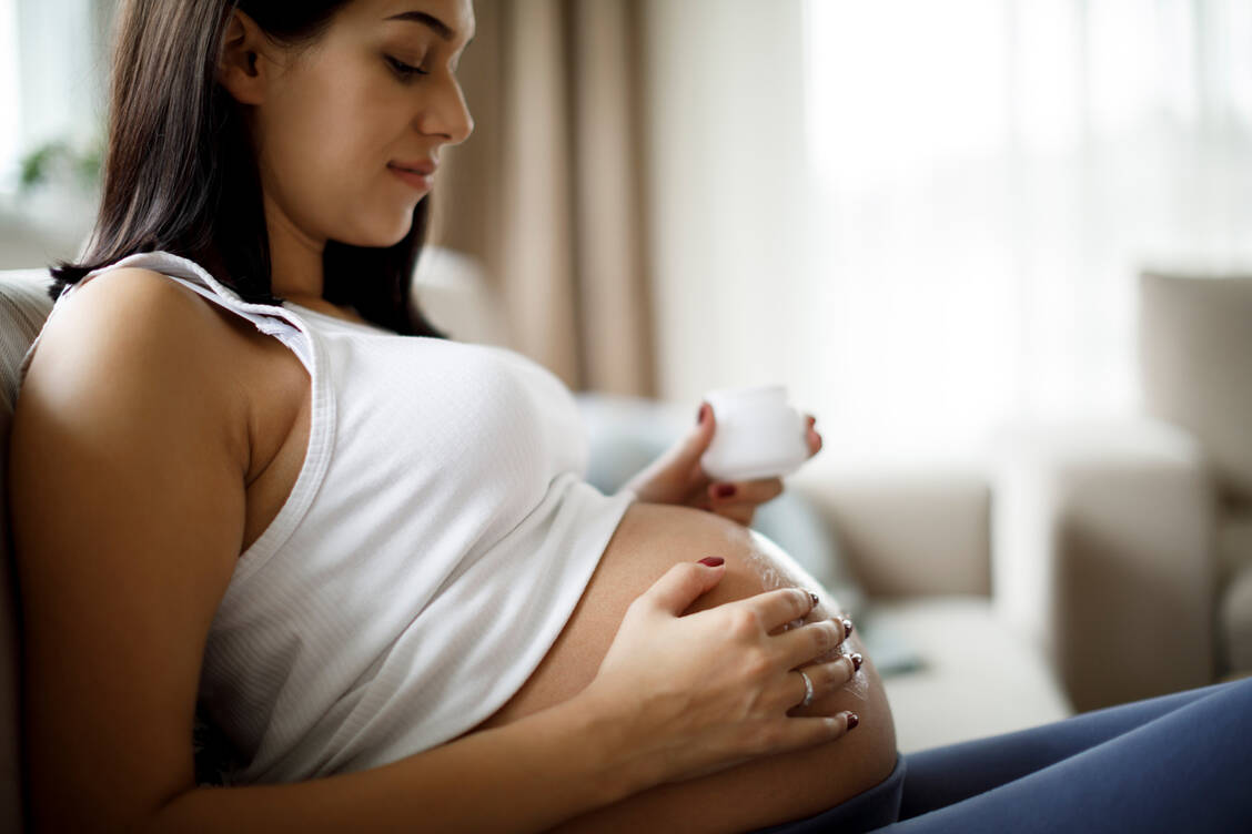 Frauen mit chronischen Hauterkrankungen wie Akne, Neurodermitis oder Schuppenflechte sind oft unsicher: Wie wirkt sich die Schwangerschaft auf die Haut aus? Und schaden Medikamente dem Ungeborenen? / Foto: Getty Images/damircudic