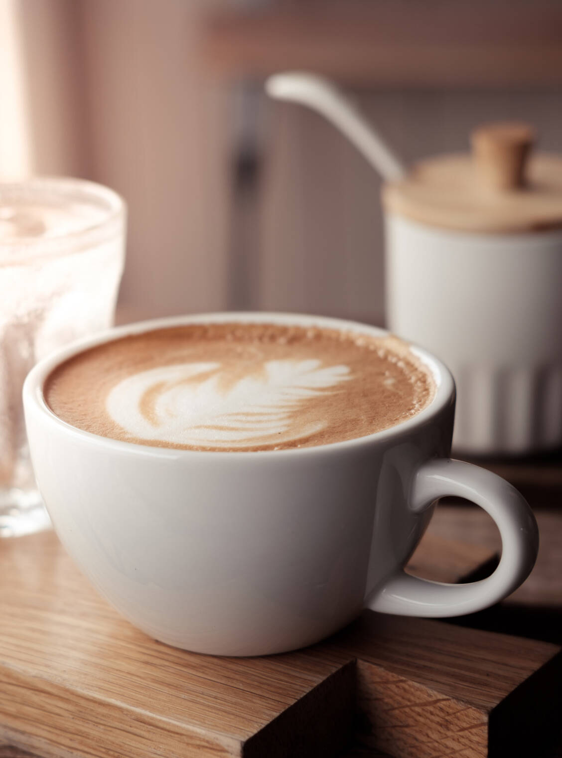 Ein guter Cappuccino oder Milchkaffee zur Tablette? Das ist das Aus für Levothyroxin. / Foto: Getty Images/Acharaporn Kamornboonyarush / EyeEm