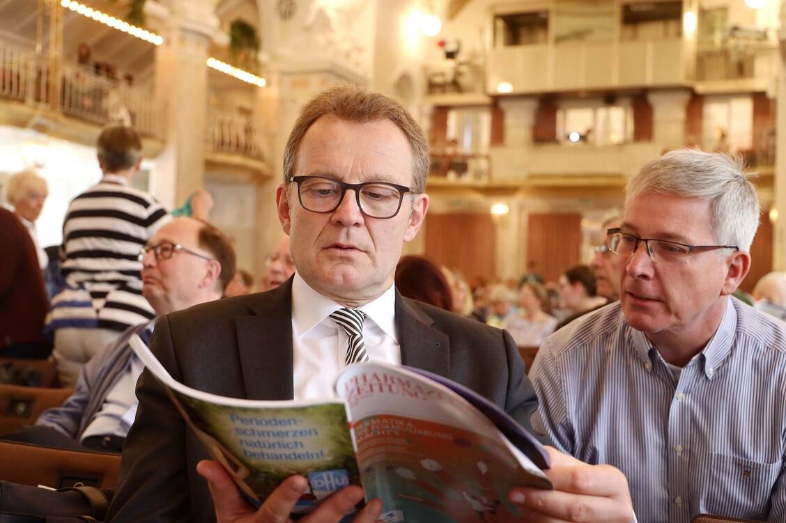 Lesen bildet! Professor Dr. Schubert-Zsilavecz von der Goethe-Universität in Frankfurt am Main macht es vor. / Foto: PZ/Müller
