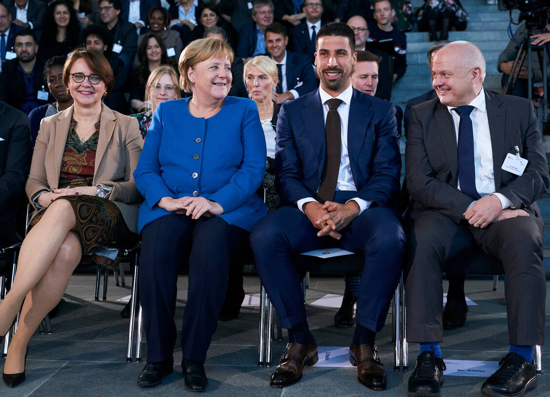 Bundeskanzlerin Angela Merkel (CDU) verlieh heute im Kanzleramt in Berlin den Nationalen Integrationspreis an die LAK Rheinland-Pfalz. Von links: Annette Widmann-Mauz, Angela Merkel, Sami Khedira und Andreas Kiefer. / Foto: BfB/Henning Schacht