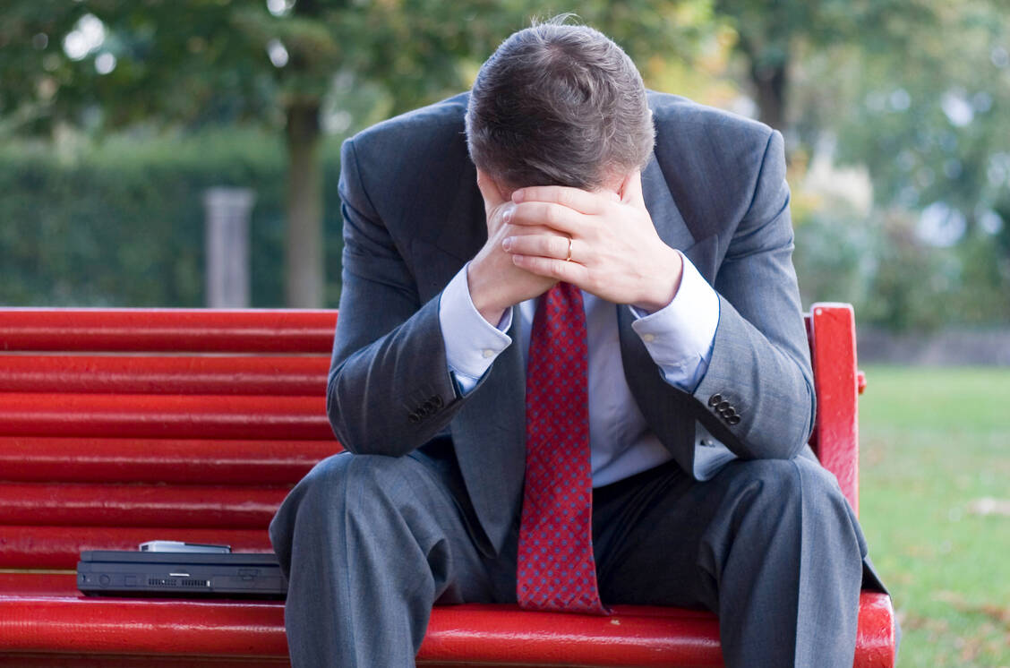 Nicht immer ist ein Burn-out klar von einer Depression abzugrenzen. / © Adobe Stock/ArtmannWitte