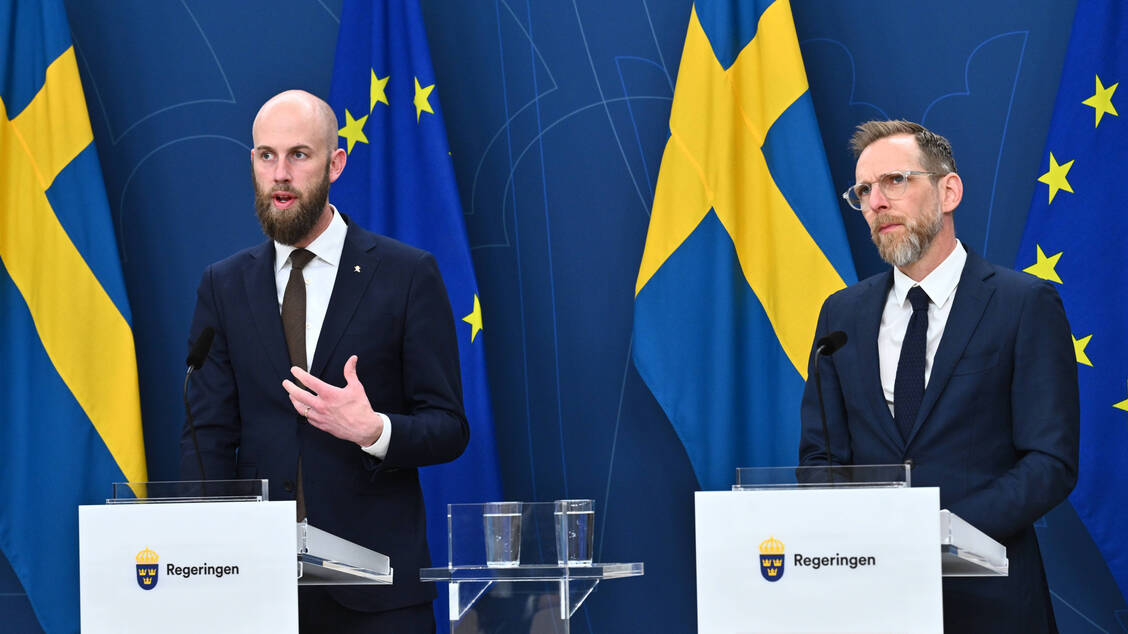 Die schwedischen Minister Carl-Oskar Bohlin (links) und Jakob Forssmed traten gemeinsam vor die Presse, um die Übernahme zu erklären.  / © Imago/TT