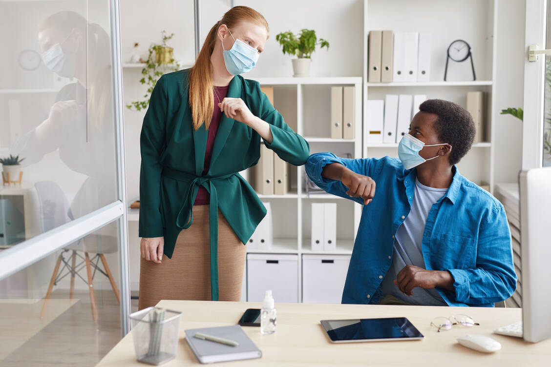 Wer noch ins Büro muss, sollte Abstand halten und Maske tragen. / Foto: Adobe Stock/Seventyfour