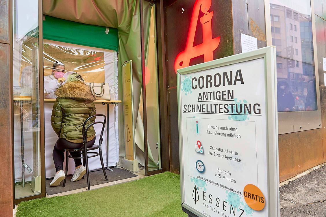 In Wien, aber auch in anderen Städten und Gemeinden bieten ab dem heutigen Montag Apotheken Antigentests an. Für die Bevölkerung sind diese kostenlos. / Foto: imago images/photonews.at