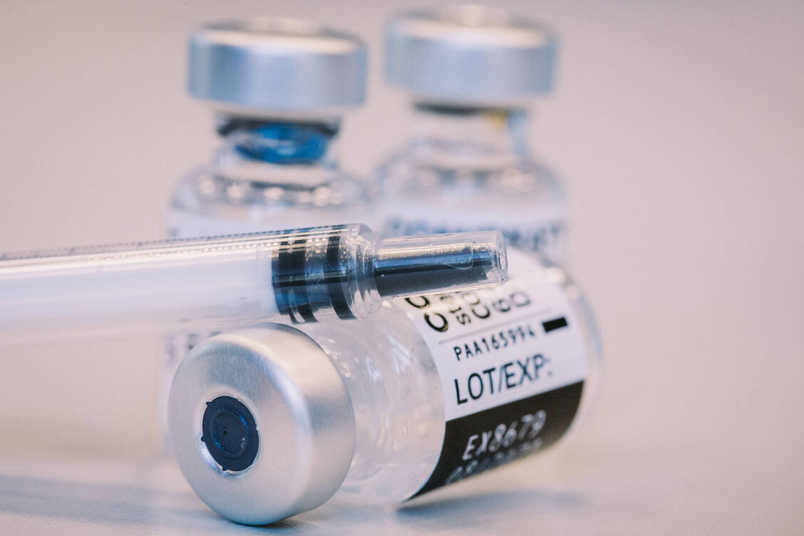Auch weiterhin können Arztpraxen drei verschiedene Covid-19-Impfstoffe verimpfen. Weil die Praxen bereits einen größeren Vorrat an Spritzen haben, gibt es künftig nur noch einen Impfstoffzubehör-Puffer von 10 Prozent. / Foto: imago images/MiS