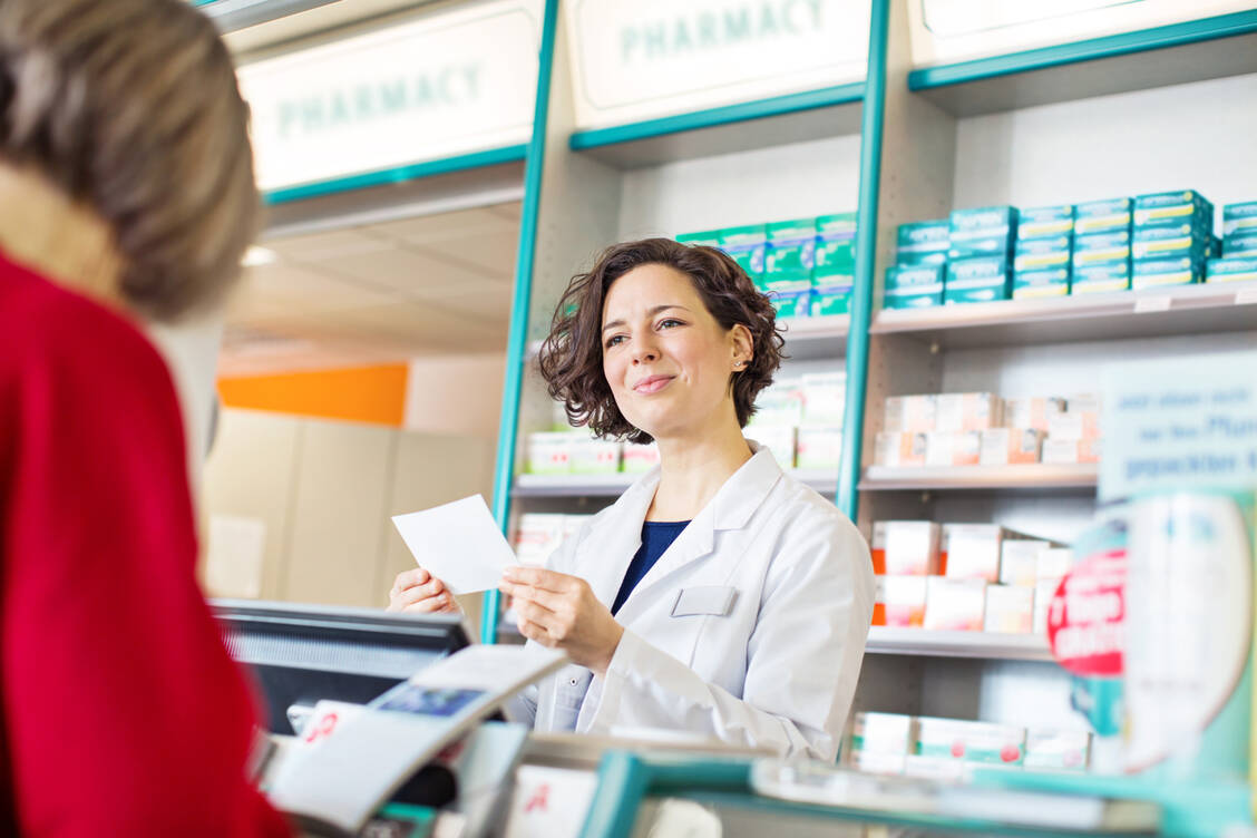 Motiviert und zufrieden in der öffentlichen Apotheke – wer dies lebt und vorlebt, hat bessere Chance, engagierte Mitarbeiter zu finden. / Foto: Getty Images/alvarez
