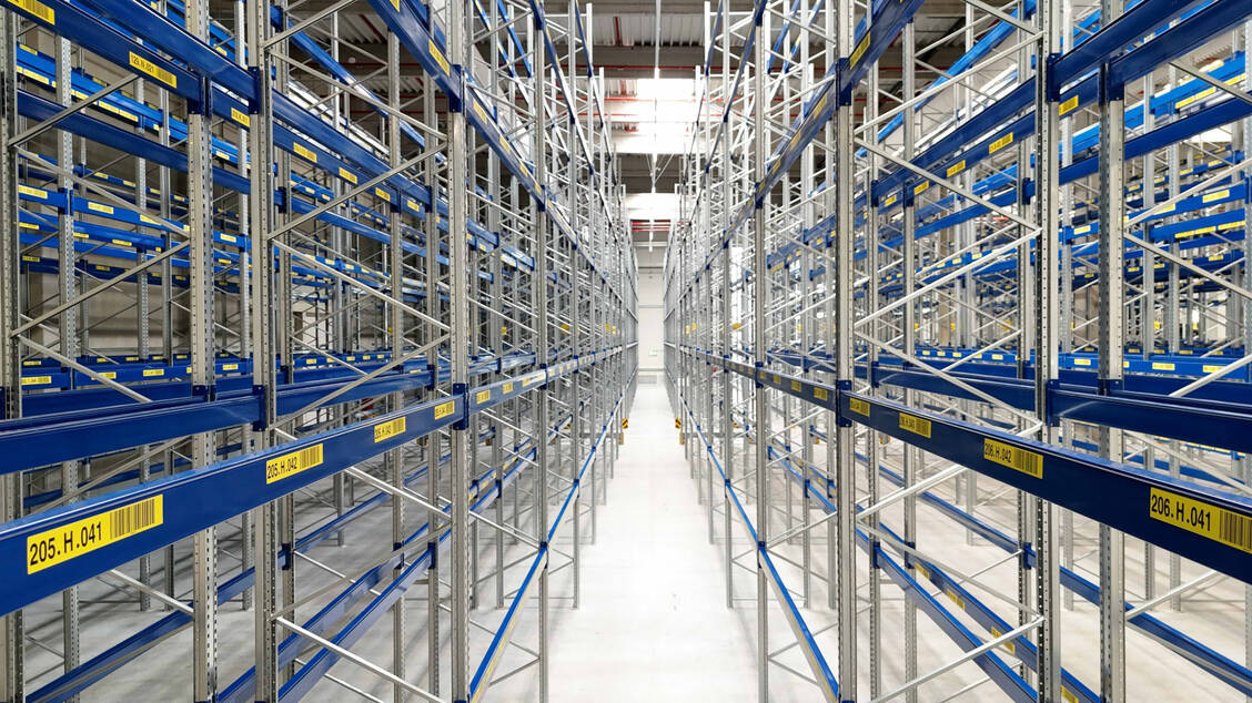 Blick ins Innere des neuen Logistikzentrums von Movianto und Yusen Logistics im baden-württembergischen Wiesloch.  / © Movianto