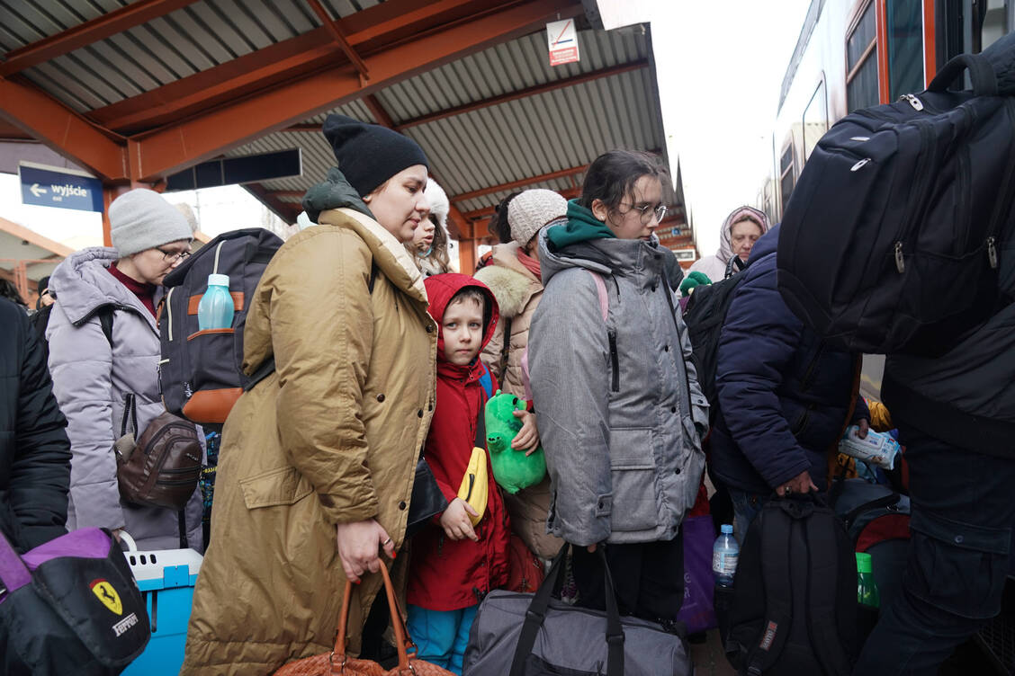 Vor allem in Polen kommen derzeit viele Geflüchtete aus der Ukraine an, wie hier in Przemyśl nahe der ukrainischen Grenze. Viele Menschen, die vor dem Krieg fliehen, werden auch in Deutschland aufgenommen. / Foto: imago images/ZUMA Wire