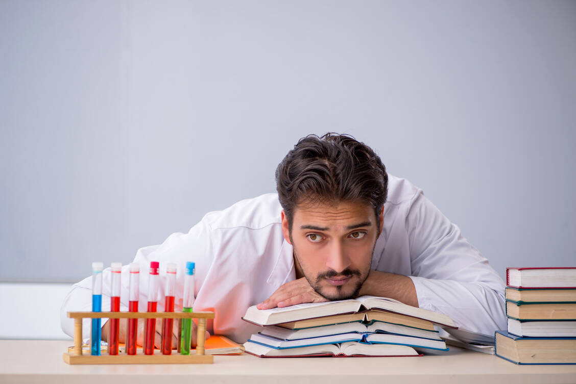 Die Pharmaziestudierenden wünschen sich eine Entlastung bei der Semesterwochenzahl. Die neuen Inhalte begrüßen sie, doch wird wohl nicht genug gekürzt bei veralteten Inhalten. / Foto: Adobe Stock/Elnur