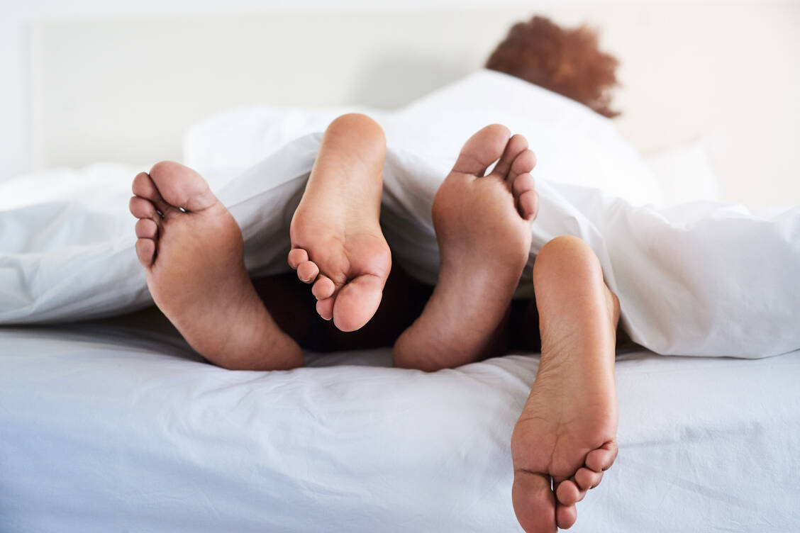 Neben der Übertragung von STI gehören auch Analschmerzen, Blutungen, Fissuren sowie Stuhlinkontinenz und Verletzungen des analen Schließmuskels zu den möglichen Folgen von anorektalem Geschlechtsverkehr. / Foto: Getty Images/PEOPLE IMAGES