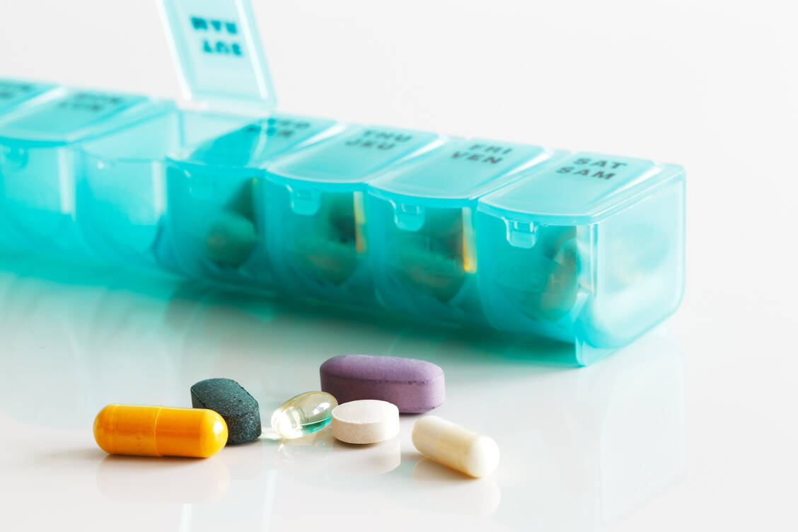 Mindestens fünf ärztlich verordnete Medikamente in der Dauermedikation muss ein Patient haben, damit er einen Anspruch auf die pharmazeutische Dienstleistung erweiterte Medikationsberatung bei Polymedikation hat. / Foto: Adobe Stock/Sophie James