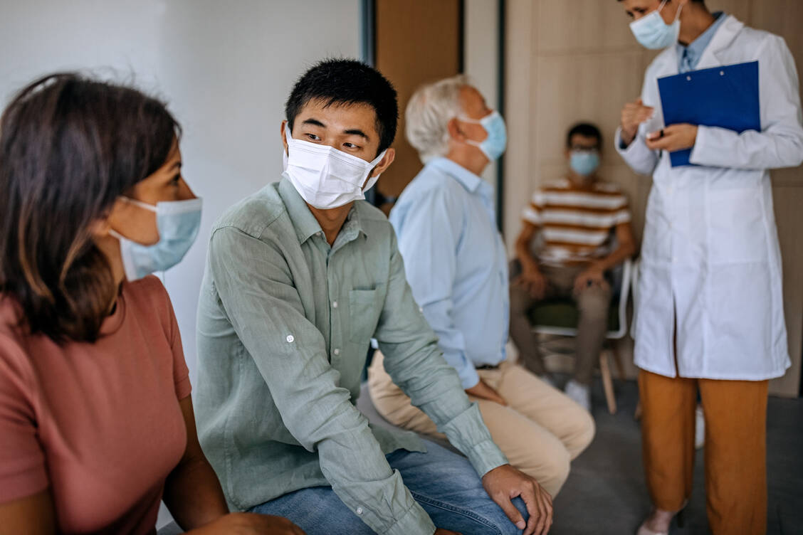 Volle Wartezimmer in Deutschland: In der Pandemie übten sich Patienten teils in Zurückhaltung – nun haben die Arztpraxen wieder starken Zulauf. Doch in einigen Bereichen bleiben die Zahlen niedrig. / Foto: Getty Images/mixetto