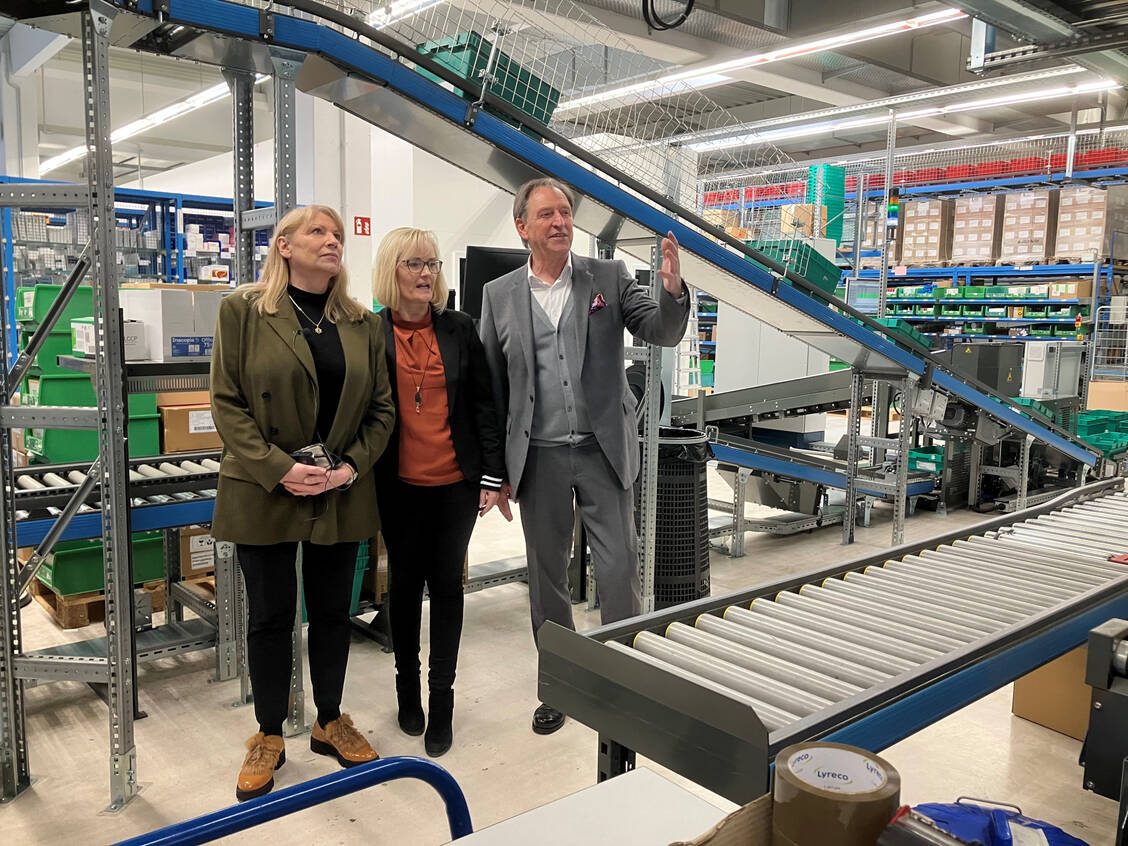 Sachsens Gesundheitsministerin Petra Köpping (links), Phoenix-Niederlassungsleiterin Dörte Braun und Phoenix-Geschäftsführer Karl-Heinz Berschet (rechts). / Foto: PZ/Melanie Höhn