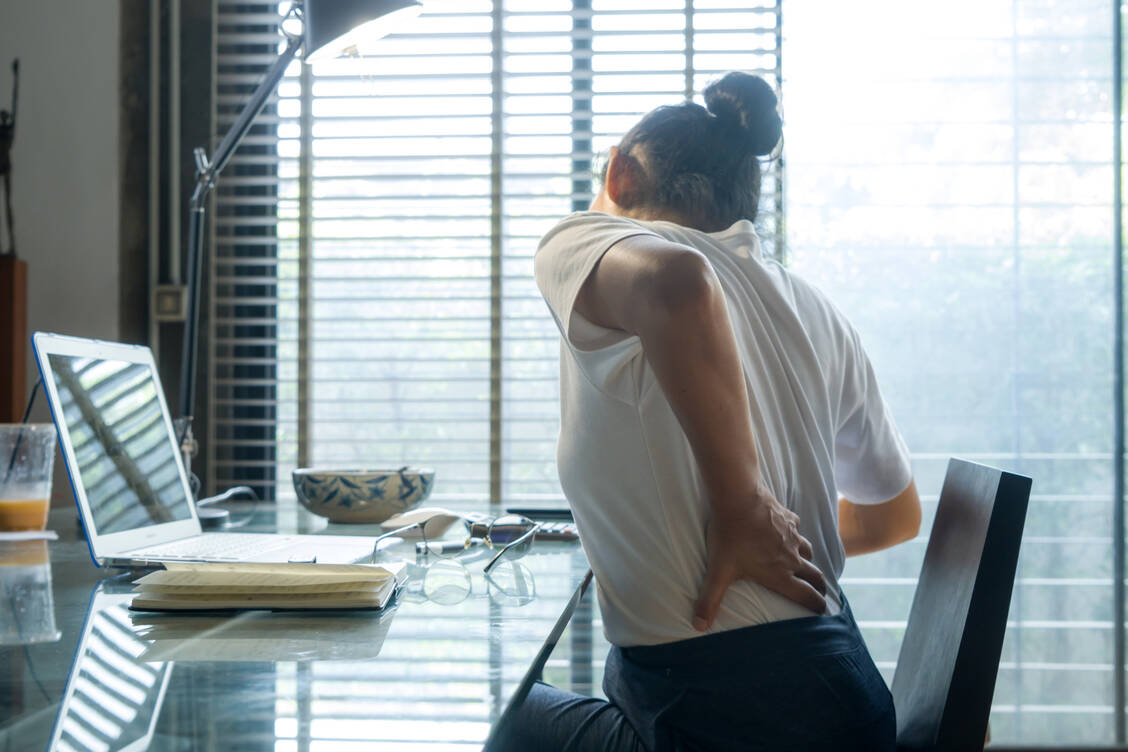 Auch Büroarbeit kann zu gesundheitlichen Belastungen führen.  / Foto: Getty Images/Athima Tongloom