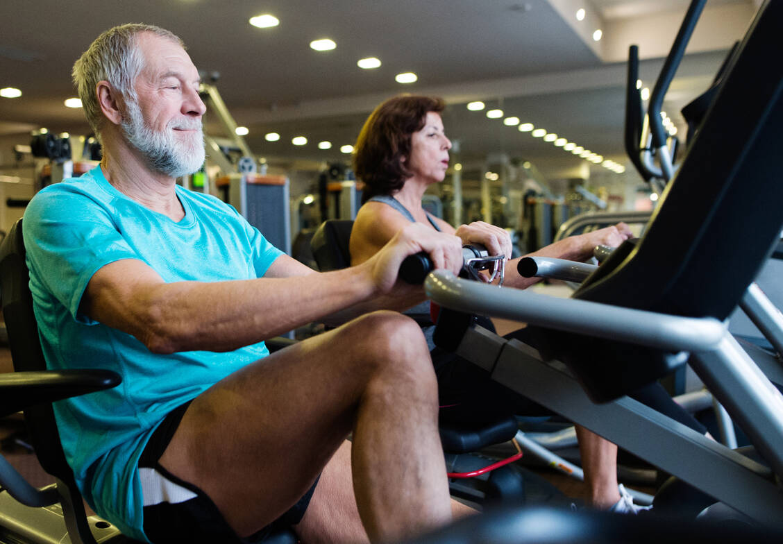 Durch sportliche Betätigung können Schlaganfallüberlebende ihre Fitness signifikant verbessern. Es kommt jedoch auf die Art des Trainings an, wie eine neue Studie nahelegt. / Foto: Getty Images/Halfpoint