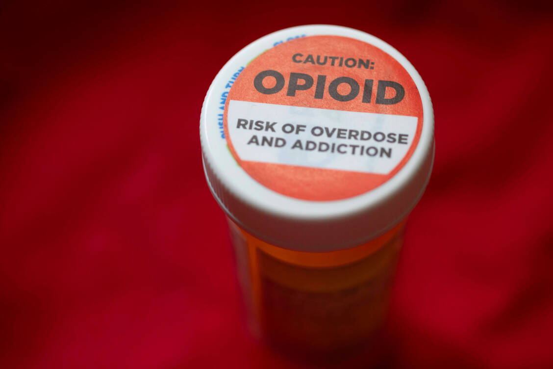 In den USA warnen mittlerweile auffällige Aufkleber vor dem Suchtrisiko von Opioiden. / Foto: Imago/Zuma Wire
